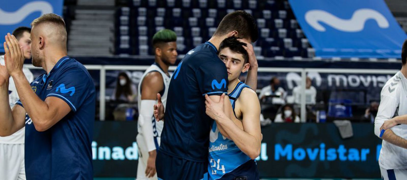 Stoilov y Arroyo, canteranos del club, se consuela tras el descenso a LEB Oro.