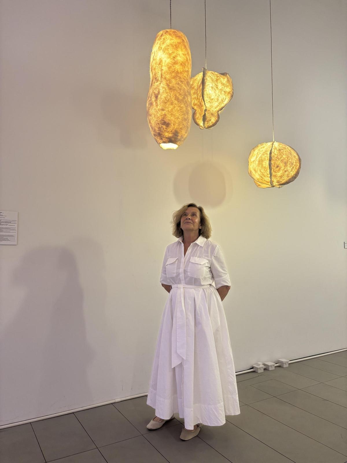 María Abando observando sus creaciones.