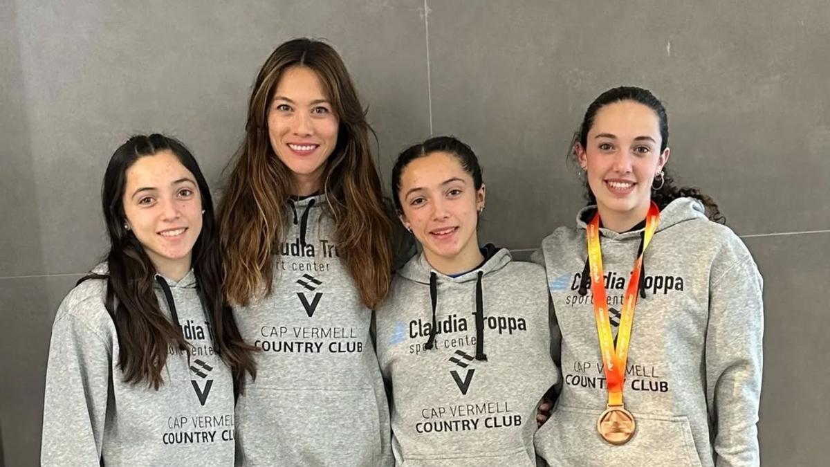 Maria Servera posa con su medalla junto a la entrenadora Sandra Yaw y las hermanas Lorenzo, Inés y Paula