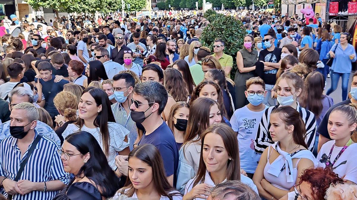 Miles de personas aprovecharon la jornada festiva de ayer para disfrutar de la última «mascletà» de las Fallas de Alzira. | R.S.