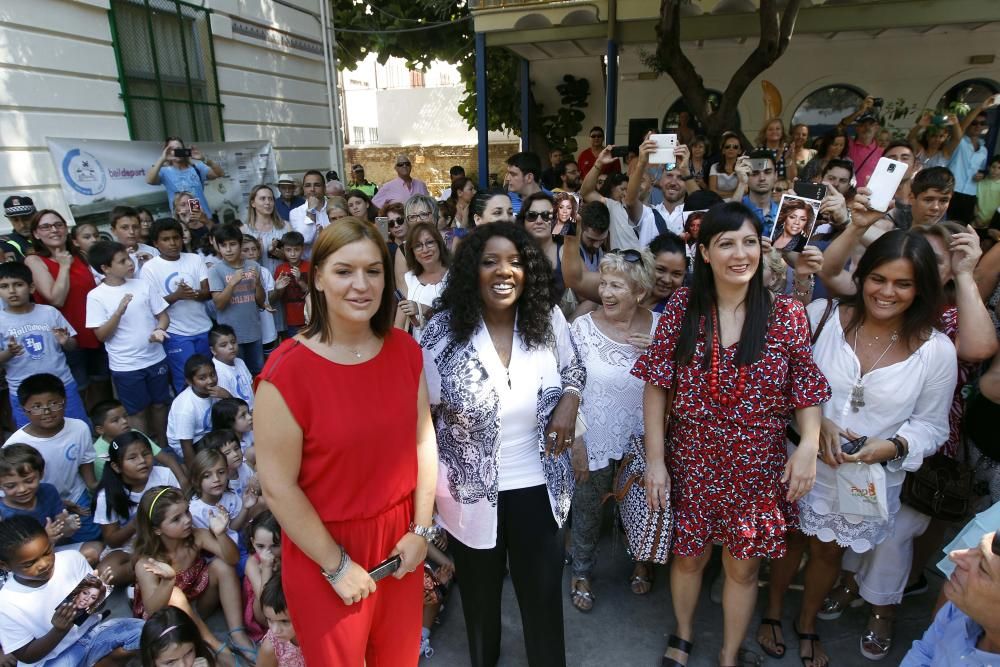 La cantante Gloria Gaynor visita el colegio público Luis Vives de Valencia