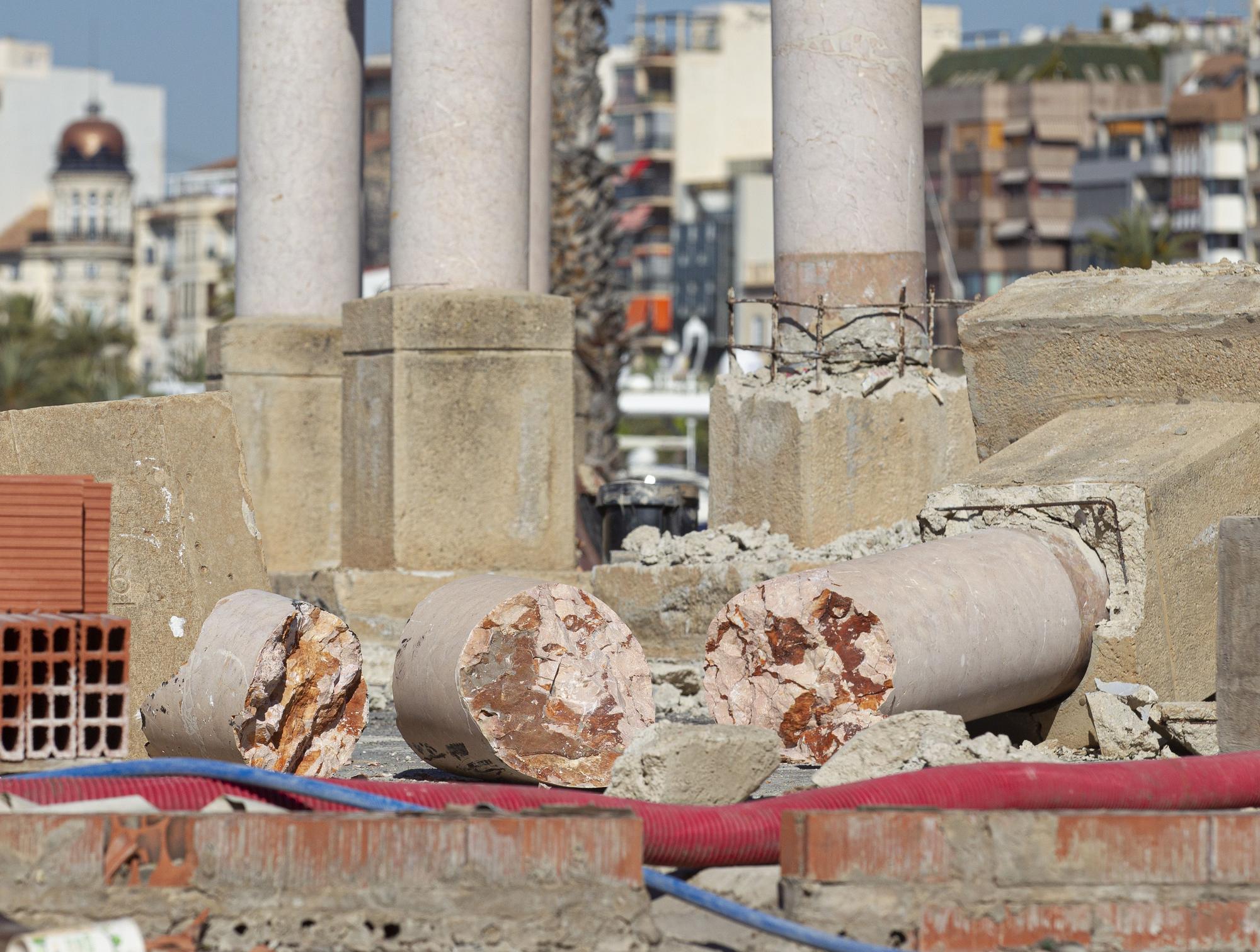 Retirada de las columnas de mármol rojo de la plaza del Puerto de Alicante