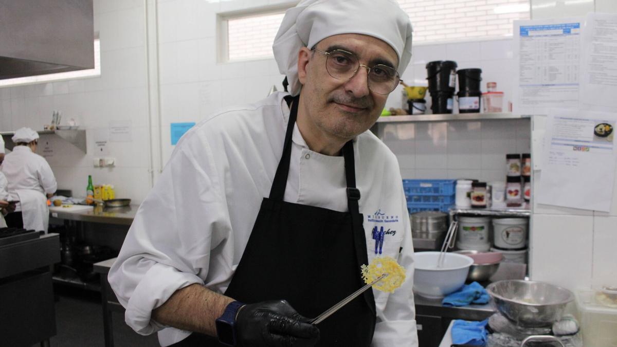 Jesús Sánchez sostiene un crujiente de Gamonéu con el que completaría el plato ganador.