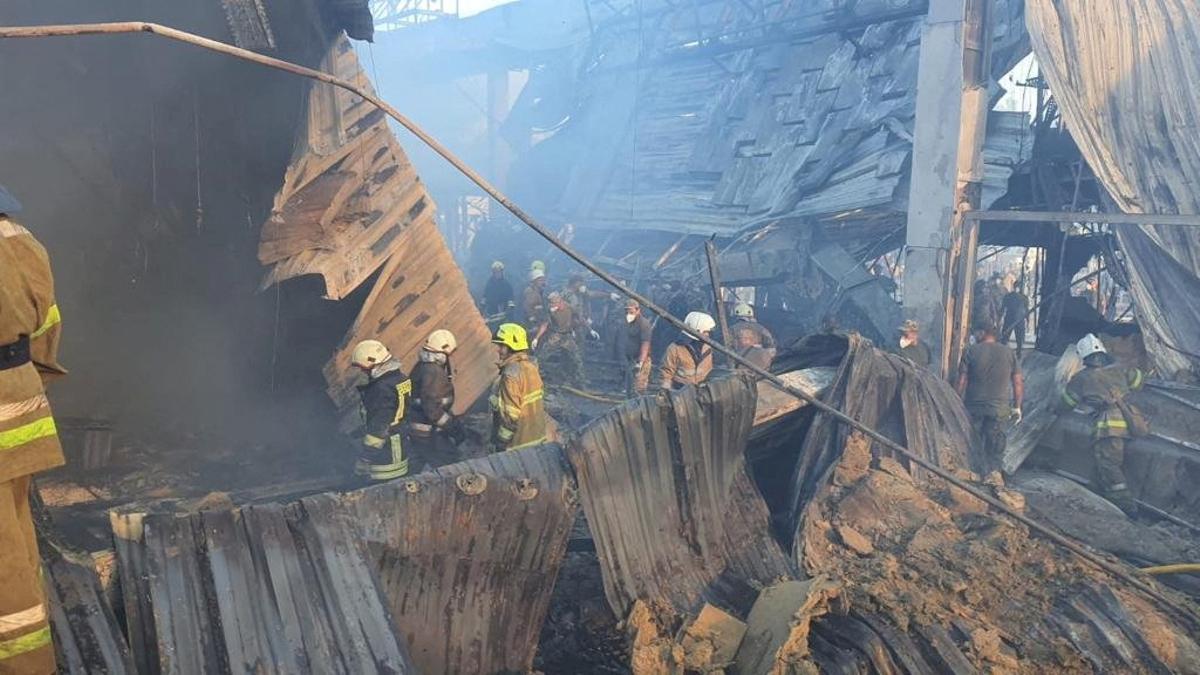 Un míssil impacta contra un centre comercial a Ucraïna.