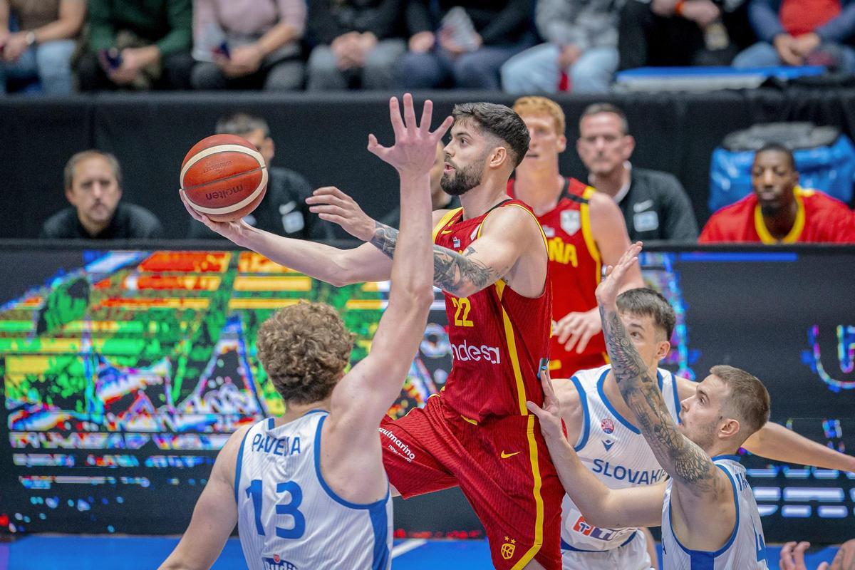 España sobrevive a dos prórrogas para sumar ante Eslovaquia su primer triunfo (72-76).