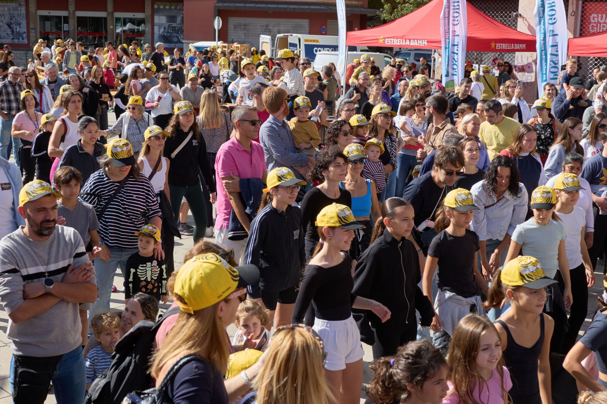 Possat la gorra contra el cancer infantil a la plaça Salvador Espriu de Girona