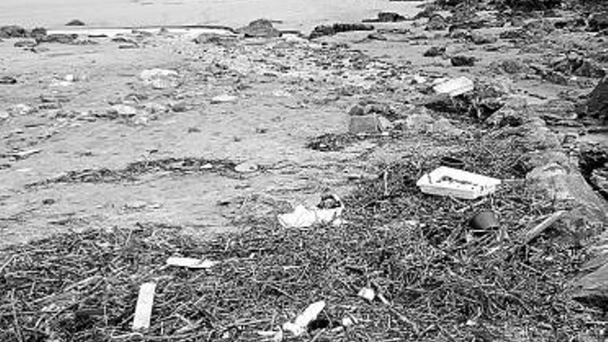 Basura depositada en la playa de Xivares, ayer.