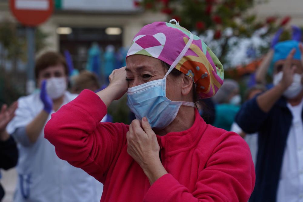 Un gran grupo de sanitarias, todas ellas enfermeras, auxiliares, doctoras... del Hospital Regional salieron a recibir los aplausos de la ciudad.