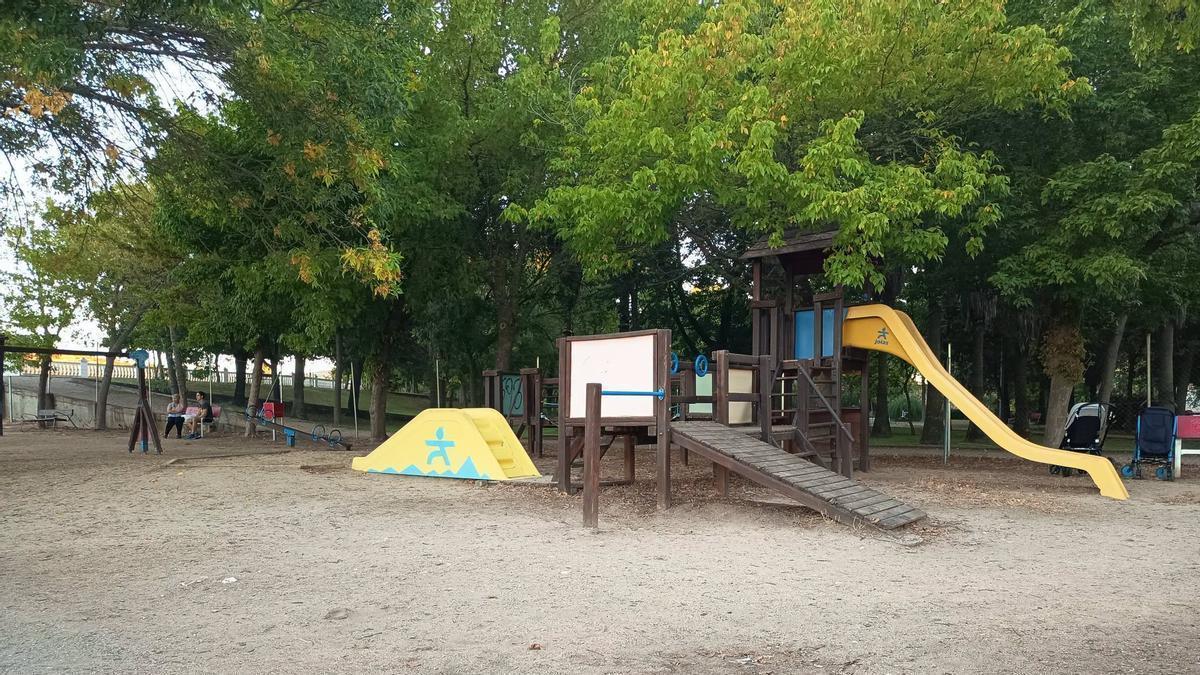Parque que se renovará con la instalación de nuevos juegos infantiles más modernos.