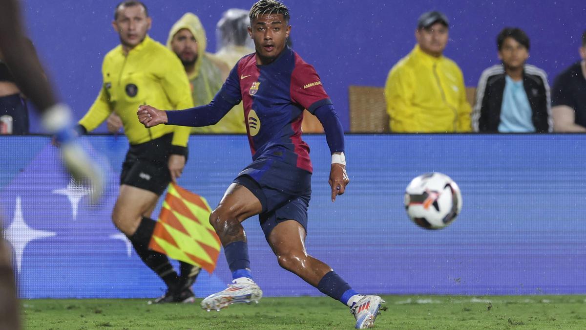 Araujo centra un balón durante el maistoso frente al Manchester City.