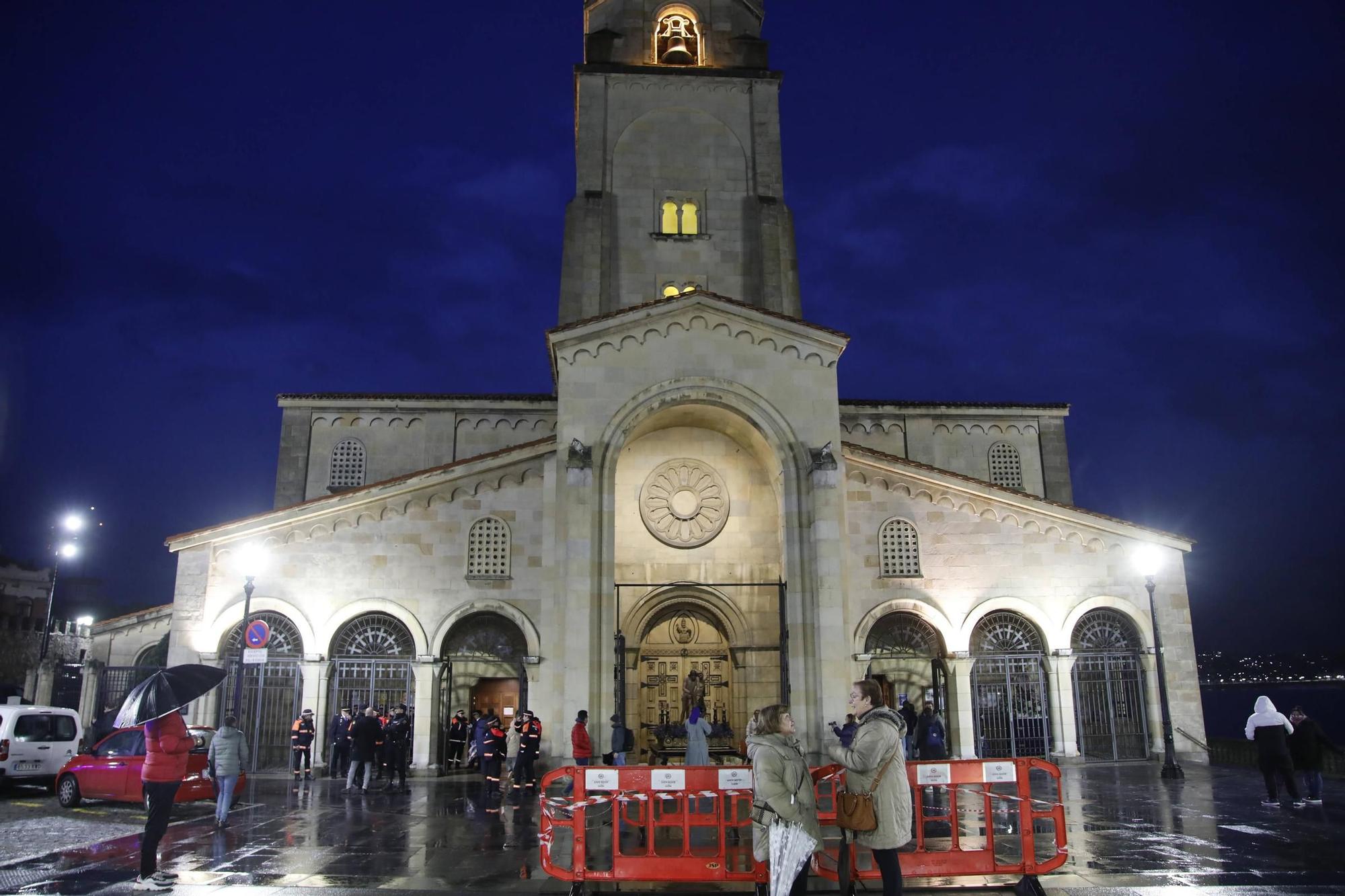 Así es la procesión del Martes Santo en Gijón (en imágenes)