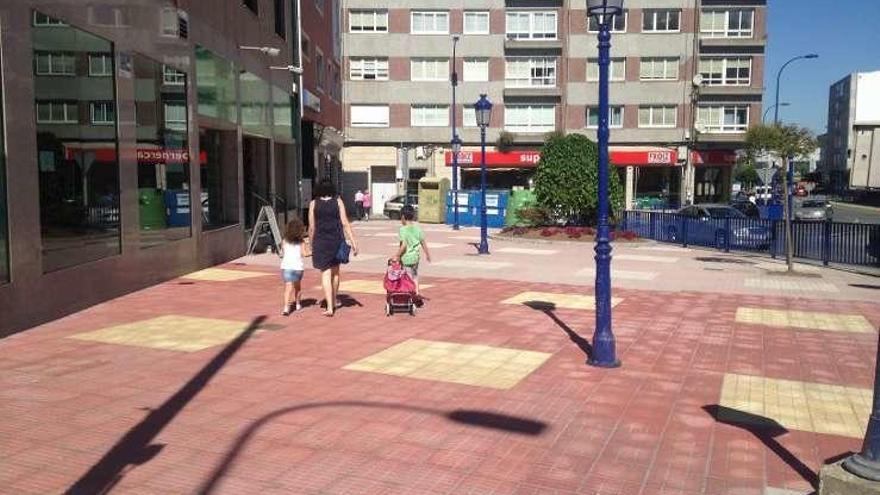 Acceso a la plaza de Europa, ampliado tras derribar la jardinera.