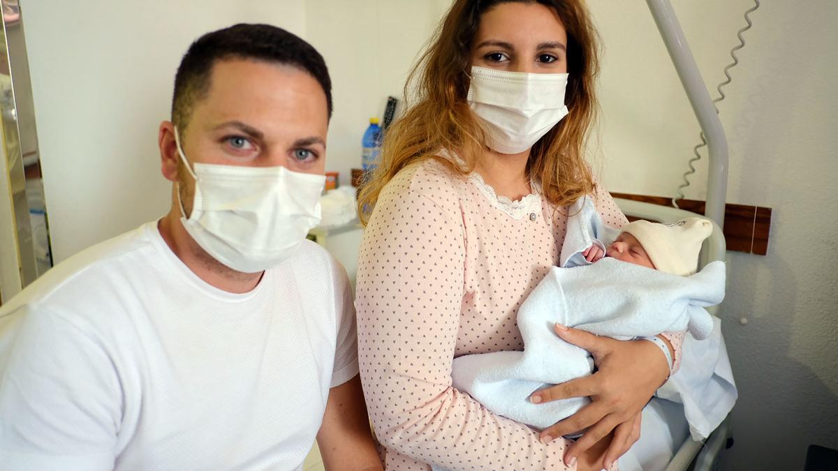Martina, primer bebé de 2021 en Canarias, con sus padres Brenda y David.