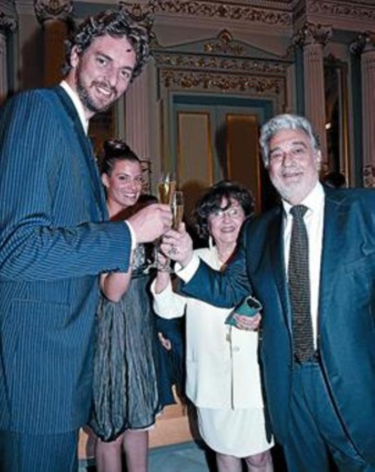 Pau Gasol i la seva nòvia feliciten Plácido Domingo al Liceu_MEDIA_1 Pau Gasol i la seva nòvia feliciten Plácido Domingo al Liceu_MEDIA_1
