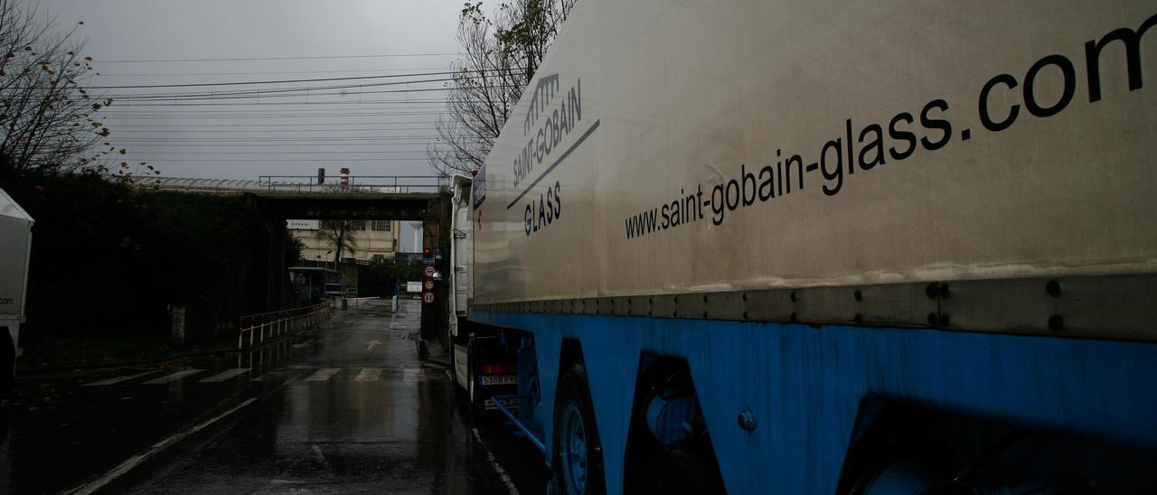 Un camión de Saint-Gobain en la puerta de acceso a la planta avilesina.