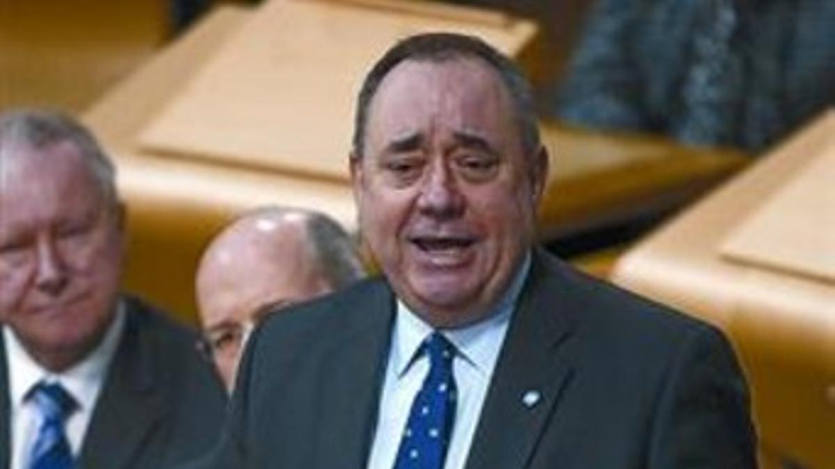El primer ministro Alex Salmond, en el Parlamento escocés, ayer.