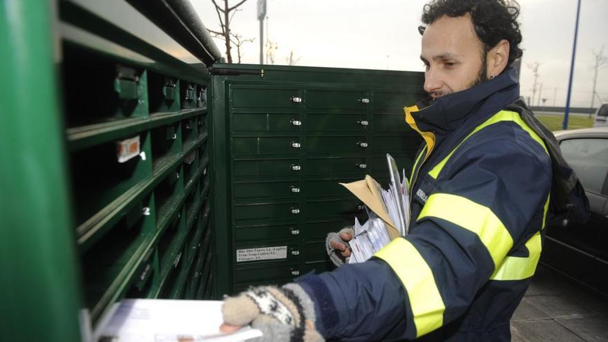 Un cartero rual recoge correspondencia (archivo). // F. Martínez