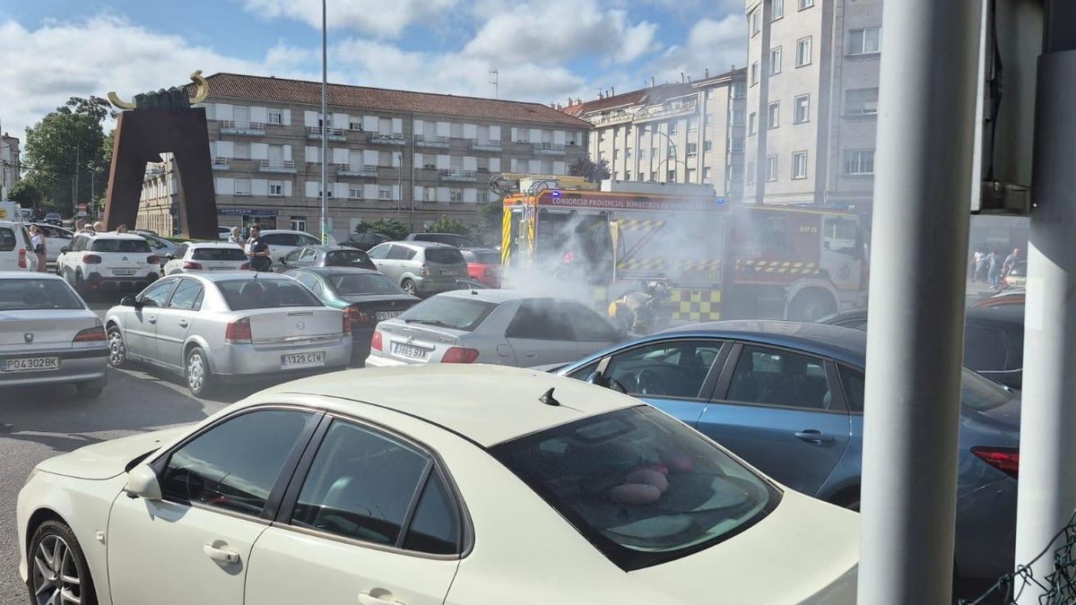 Los bomberos interviniendo el coche afectado en Vilagarcía