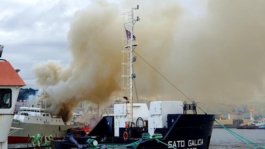 Incendio de un pesquero en el puerto de Vigo