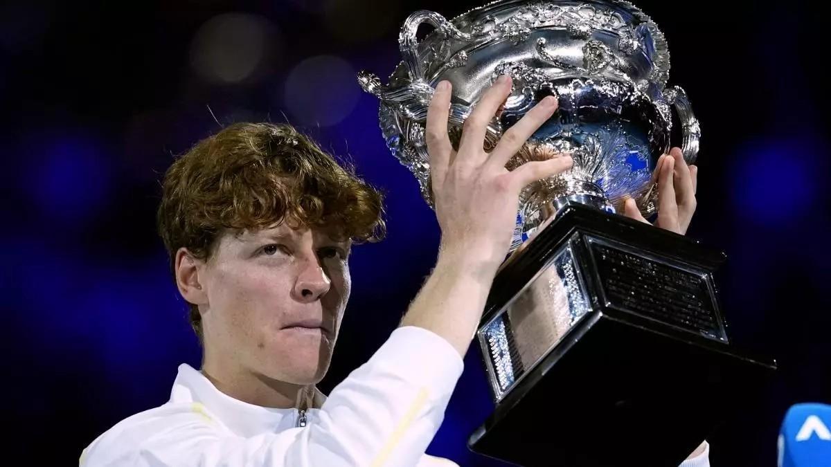 Jannik Sinner con el trofeo de campeón en el Open de Australia