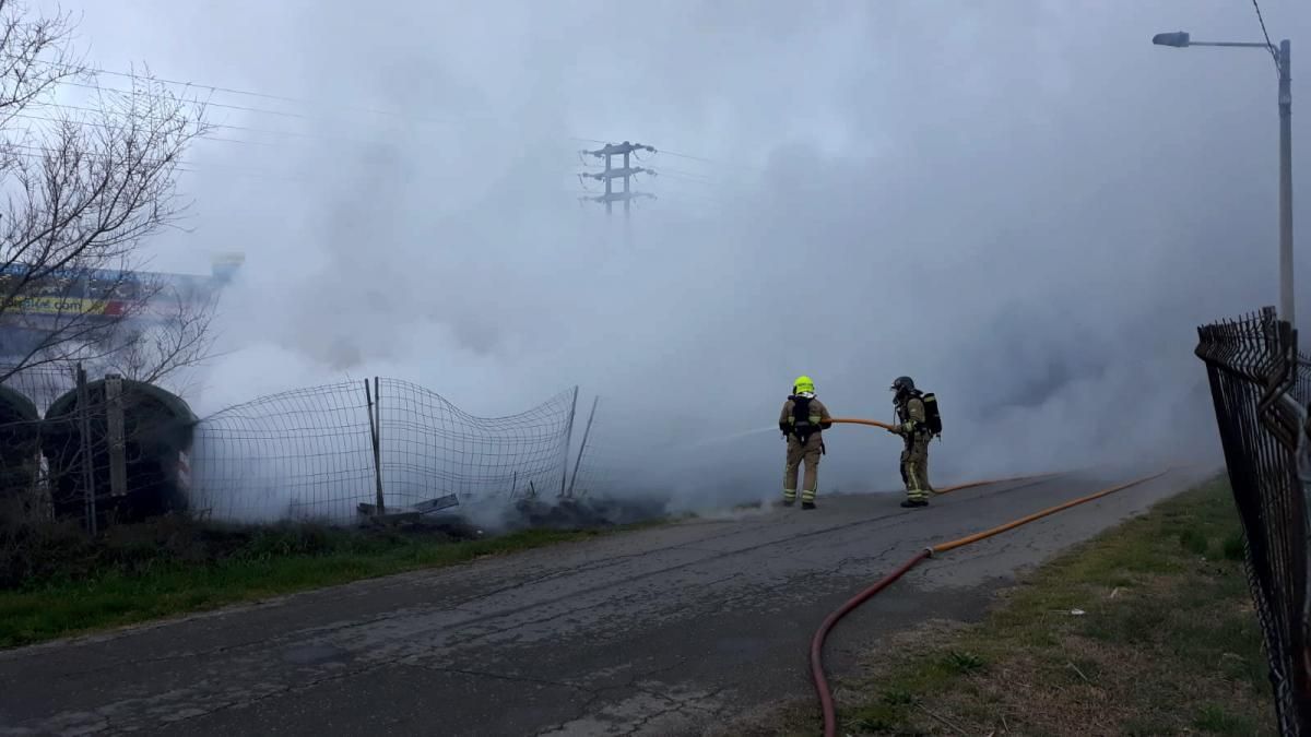 Incendio en el depósito de contenedores de FCC en La Cartuja