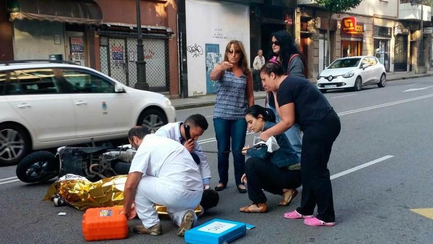 Los sanitarios atienden al motorista accidentado.