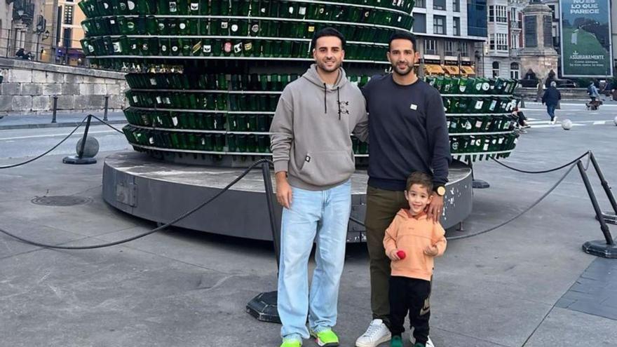 Sobre éstas líneas, Gabriel y Dani Vidal, con Leo, el hijo de éste, en Gijón. Arriba, Gabriel durante su etapa en la Kings League. Debajo, los hermanos –Dani Vidal a la derecha– en su época de jugadores.  | G. V.