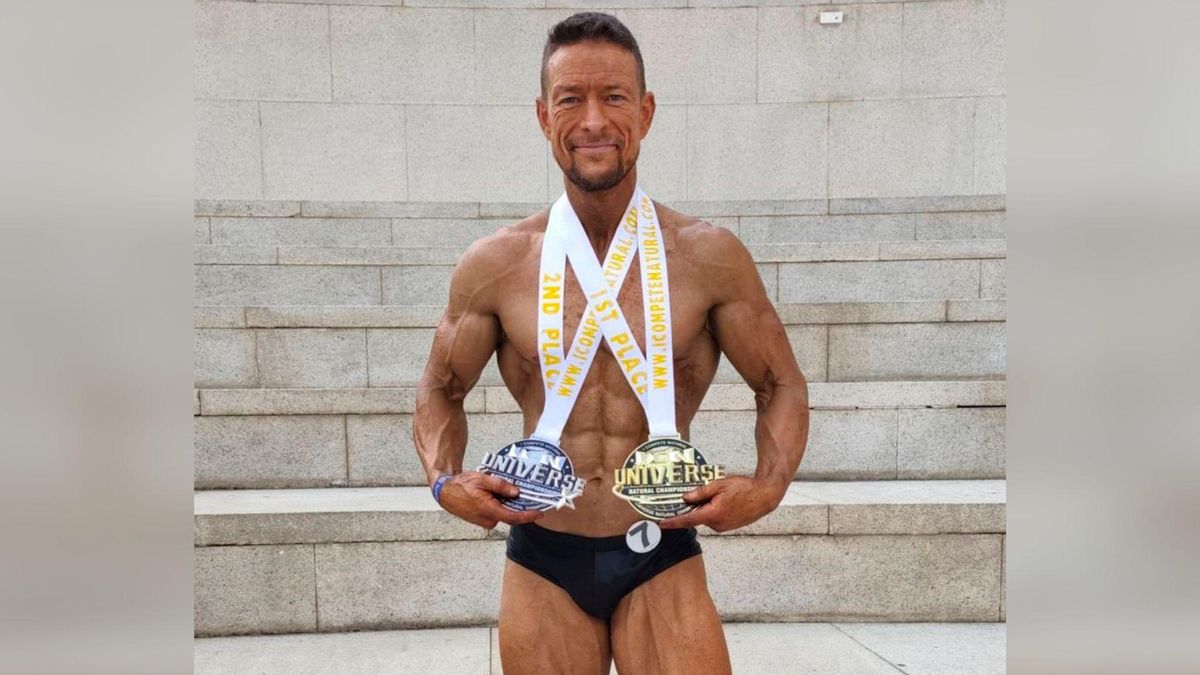 Miguel Pereira posa con las preseas ganadas en Salamanca.