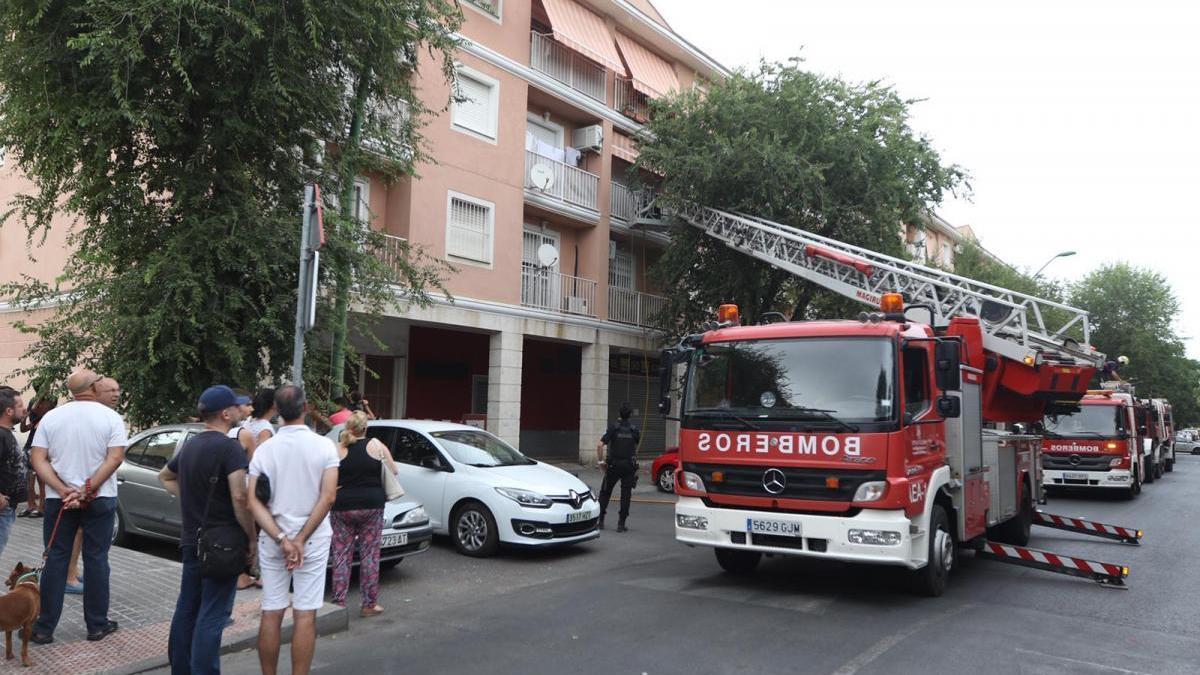 Los bomberos sofocan un incendio en una vivienda del barrio Guadalquivir