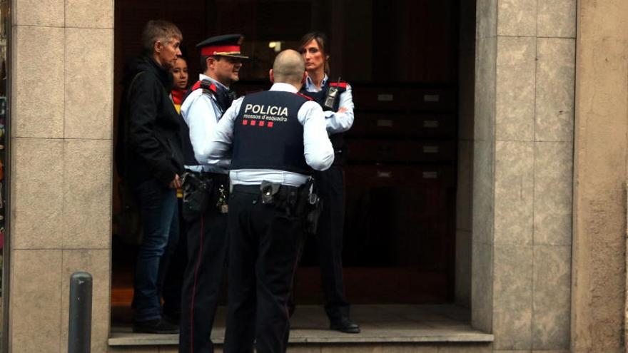 Agents de policia davant la porta del bloc de pisos on vivien mare i filla