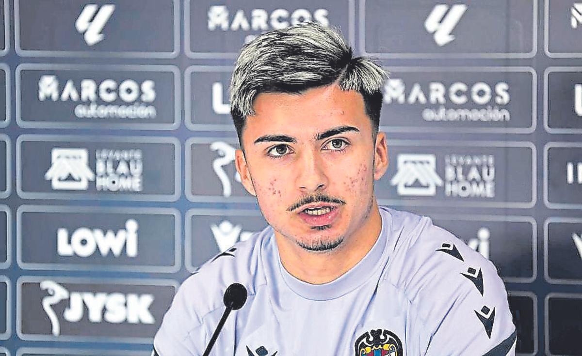 Paco Cortés, incorporado en enero, en una rueda de prensa Buñol.