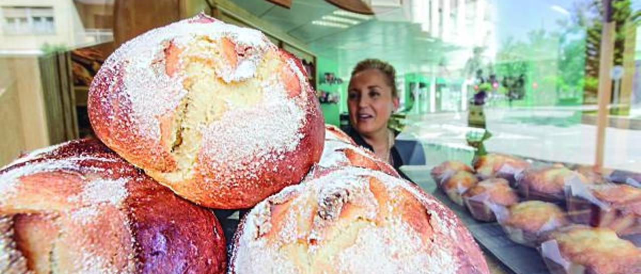 Las toñas, monas o «pa cremat» son dulces típicosde estas fechas.