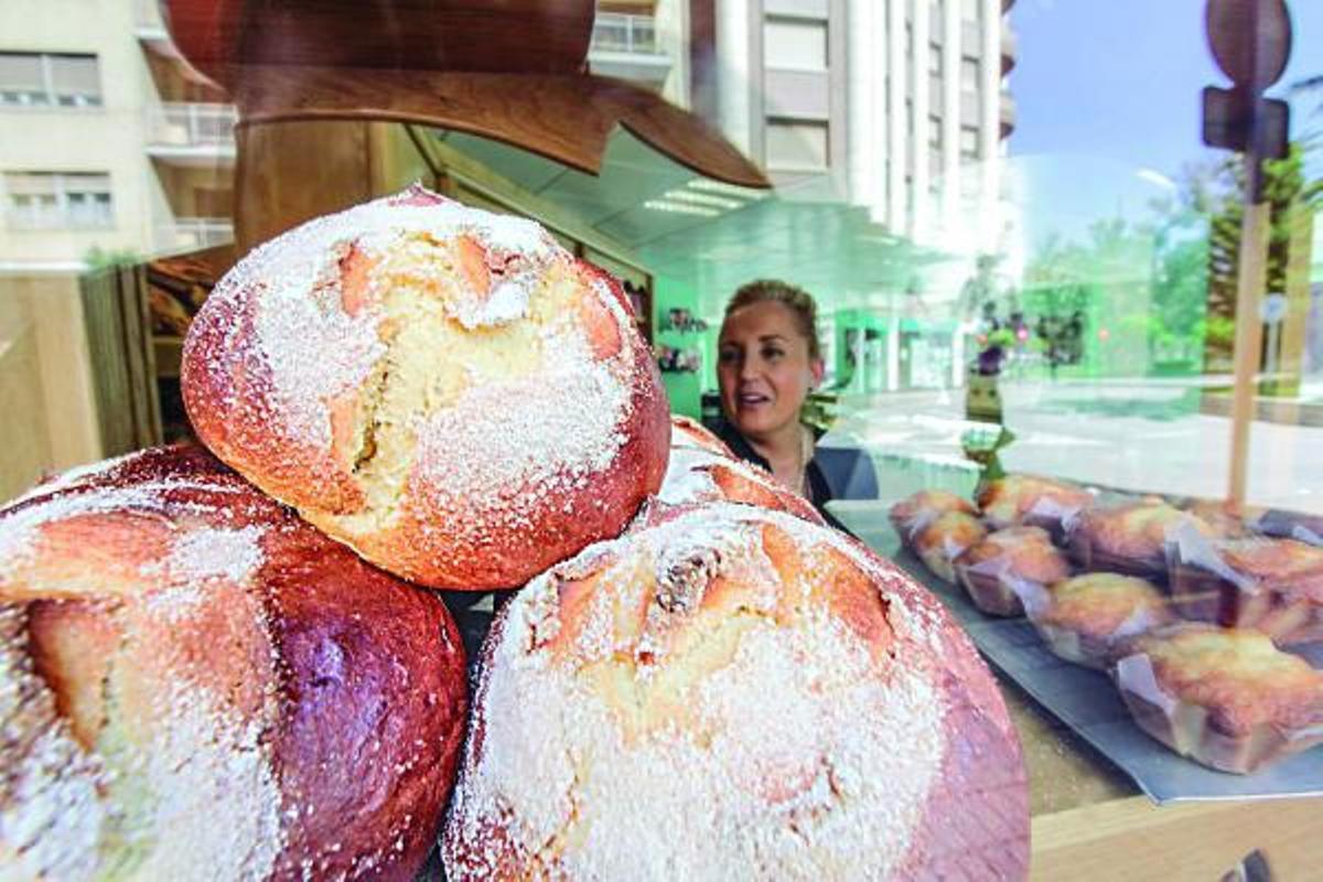 Las toñas, monas o «pa cremat» son dulces típicosde estas fechas.