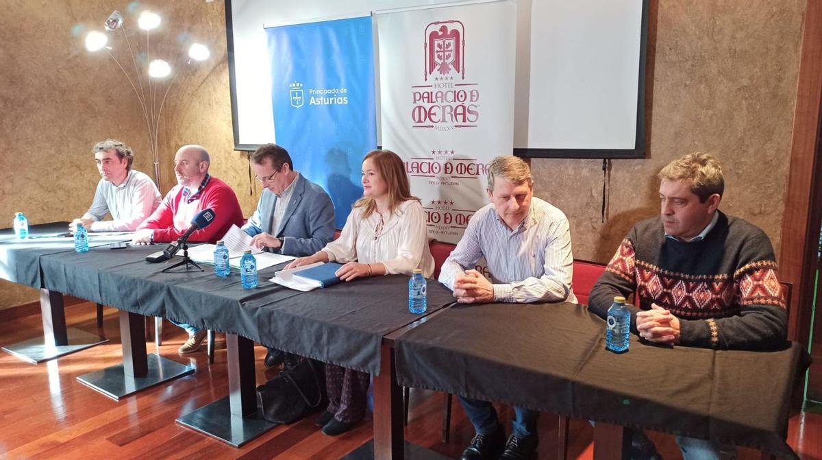 Por la izquierda, el director general de Gestión Forestal, Javier Vigil; el director general de Planificación Agraria, Marcos Da Rocha; el consejero de Medio Rural y Política Agraria, Marcelino Marcos Líndez;  la directora general de Agricultura, Agroindustria y Desarrollo Rural, María Begoña López; el gerente del Banco de Tierras, José Ramón Feito, y el director general de Pesca Marítima, Francisco José González, ayer, en el hotel Palacio de Merás de Tineo. | M. G. S. 