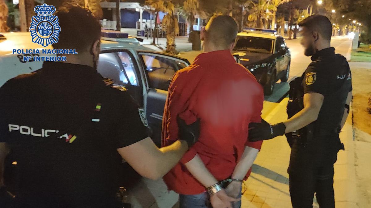 Detenidos cuatro hombres por ofrecer droga en la Playa de Palma