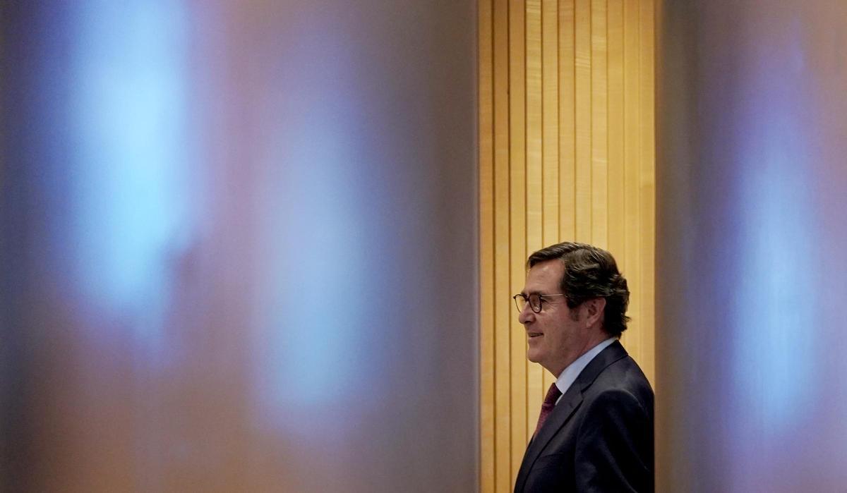 Sanchez Llibre pronuncia una conferencia en un acto del  Sociedad Barcelonesa de Estudios Económicos y Sociales (SBEES) al que han acudido Francina Armengol, Antonio Garamendi, Antonio Brufau, José Luis Bonet, Ruiz Gallardón, entre otros.