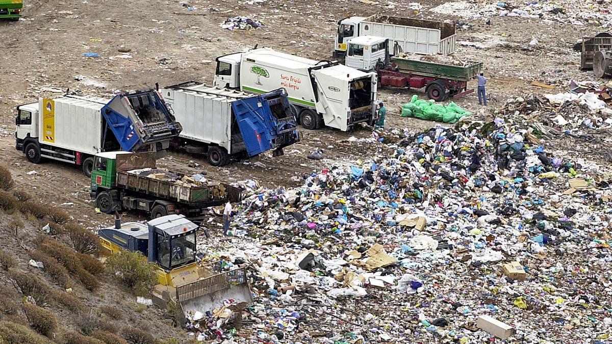 Varios camiones depositan residuos en el complejo medioambiental del Salto del Negro. | | SANTI BLANCO