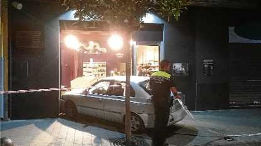 El cotxe que va provocar l&#039;accident al carrer de Cervantes de Palamós.