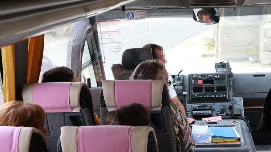 Un autobús transporte a los vecinos de un pueblo.