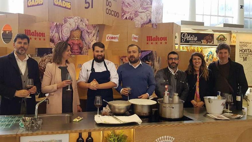 Presentación del Cocido en Lugo  |  La Praza de Abastos de Lugo acogió en la mañana de ayer un nuevo acto de presentación de la edición número 51 de la Feira do Cocido de Lalín. El Concello destaca esta &quot;exitosa iniciativa&quot; que está patrocinada por Gadis con la colaboración de Abanca y Coren. Ante un nutrido grupo de vecinos de la ciudad de la Muralla -que se acercaron a degustar las tapas inspiradas en el cocido elaboradas por Alejandro Iglesias, del Restaurante Cabanas- el alcalde, Rafael Cuíña; el teniente de alcalde, Nicolás González Casares; y el concejal de Turismo, Francisco Vilariño, presentaron los actos más salientables &quot;de la más importante Fiesta gastronómica de Galicia&quot;, acompañados por la alcaldesa de Lugo, Lara Méndez, que siguiendo las indicaciones del cocinero, incluso se atrevió a preparar una de las tapas que se sirvieron en esta iniciativa. La ronda de presentaciones de la fiesta en mercados de abastos comenzó en Pontevedra, y después de pasar por las ciudades gallegas de Vilagarcía, A Coruña, Vigo y Lugo, concluirá el próximo sábado en Santiago de Compostela.