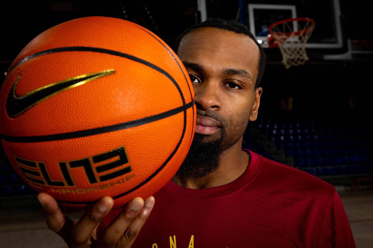 Punter y su característica seriedad con el balón.