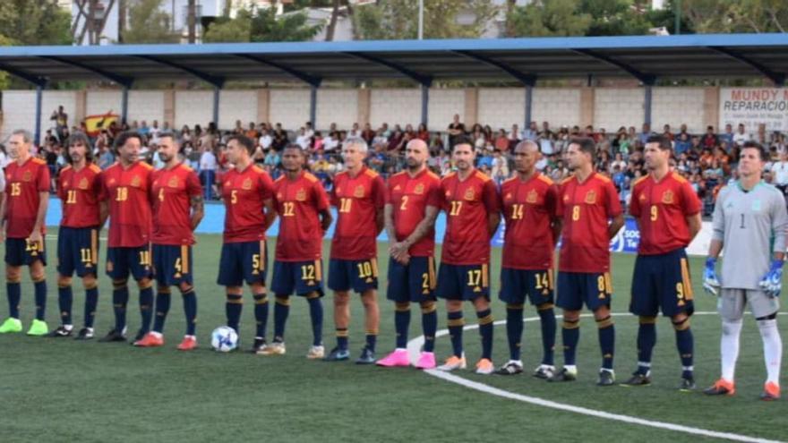 Los jugadores de las Leyendas de España forman en el Estadio Los Manantiales antes de arrancar el partido.