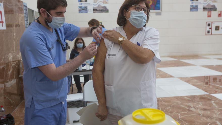 El Hospital General vacuna de la gripe a un millar de trabajadores en un reto para fomentar la inmunización