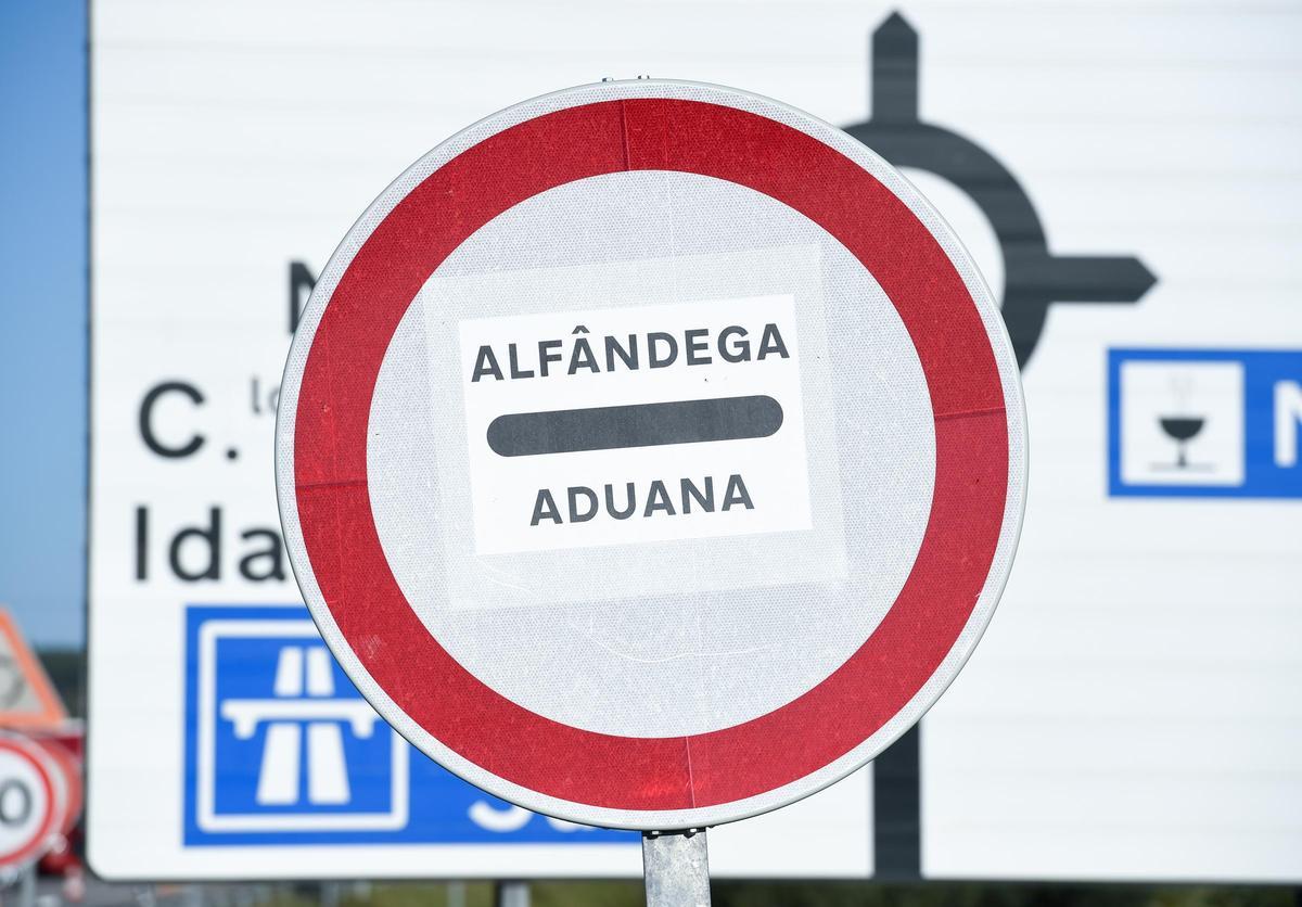 Señal de una aduana en un punto fronterizo entre Portugal y España.