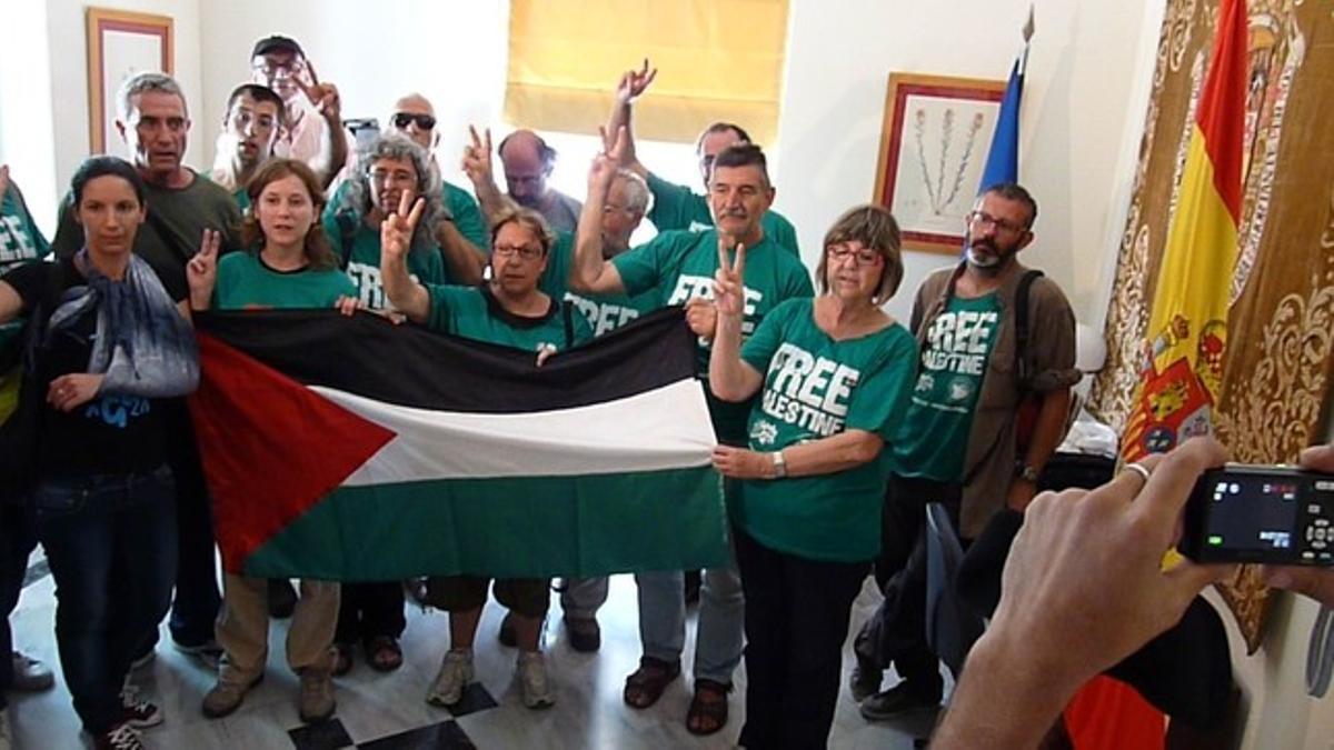 Activistas de la flotilla a Gaza, en la Embajada de España en Atenas, este martes.