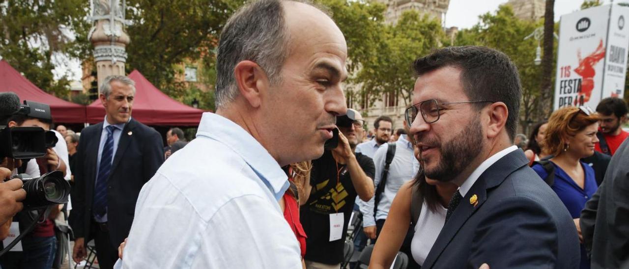 El president de la Generalitat, Pere Aragonès, saluda Jordi Turull durant una convocatòria passada. | TONI ALBIR / EFE