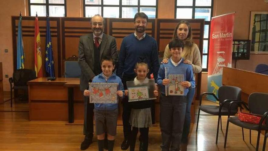 Ángel Priego, Abigail González y David Braga, con los representantes municipales, ayer, en la recepción en el Ayuntamiento.