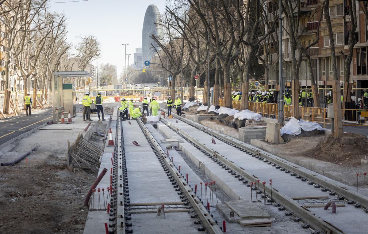 El tranvía avanza por la Diagonal entre Glòries y Verdaguer