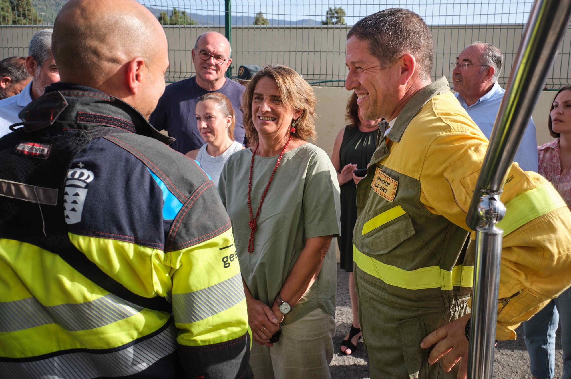 La ministra Teresa Ribera visita el puesto de mando avanzado del incendio de Tenerife, situado en Arafo