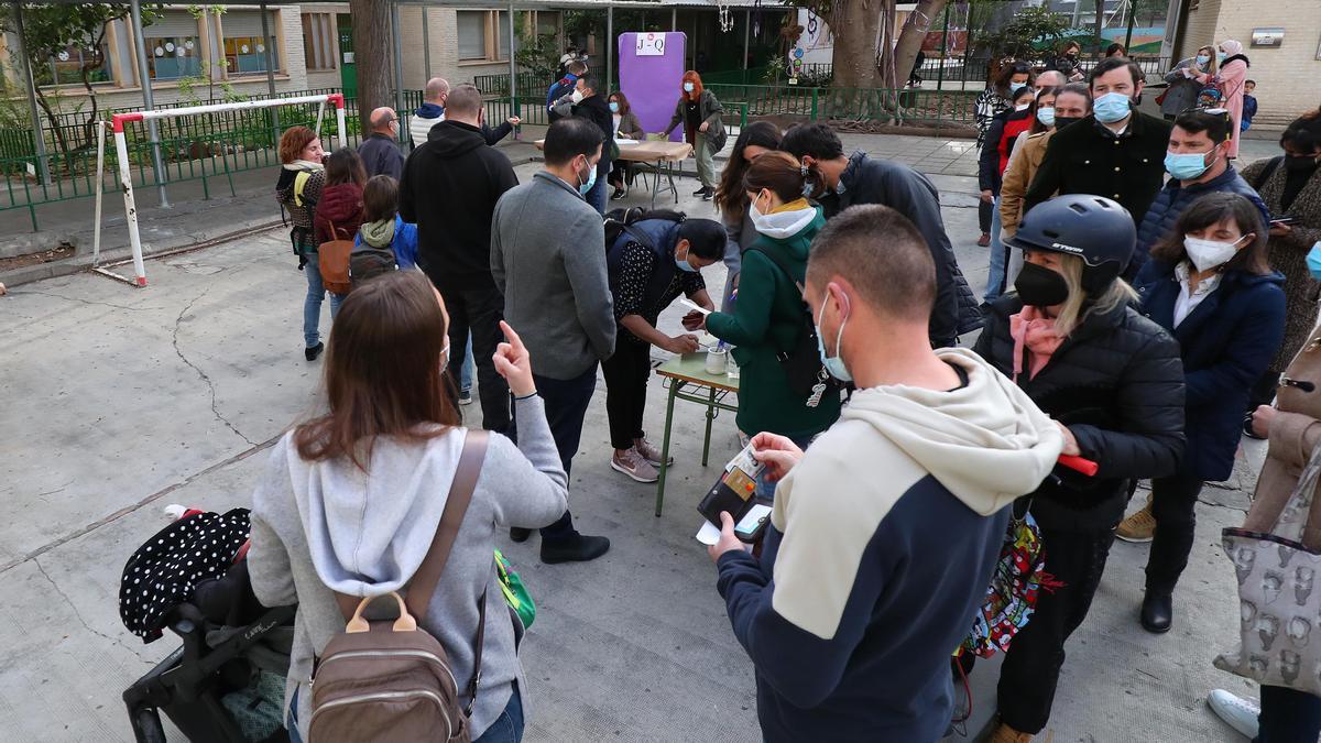 Votación de la jornada escolar, el 11 de abril, en el CEIP 8 de Març de València.